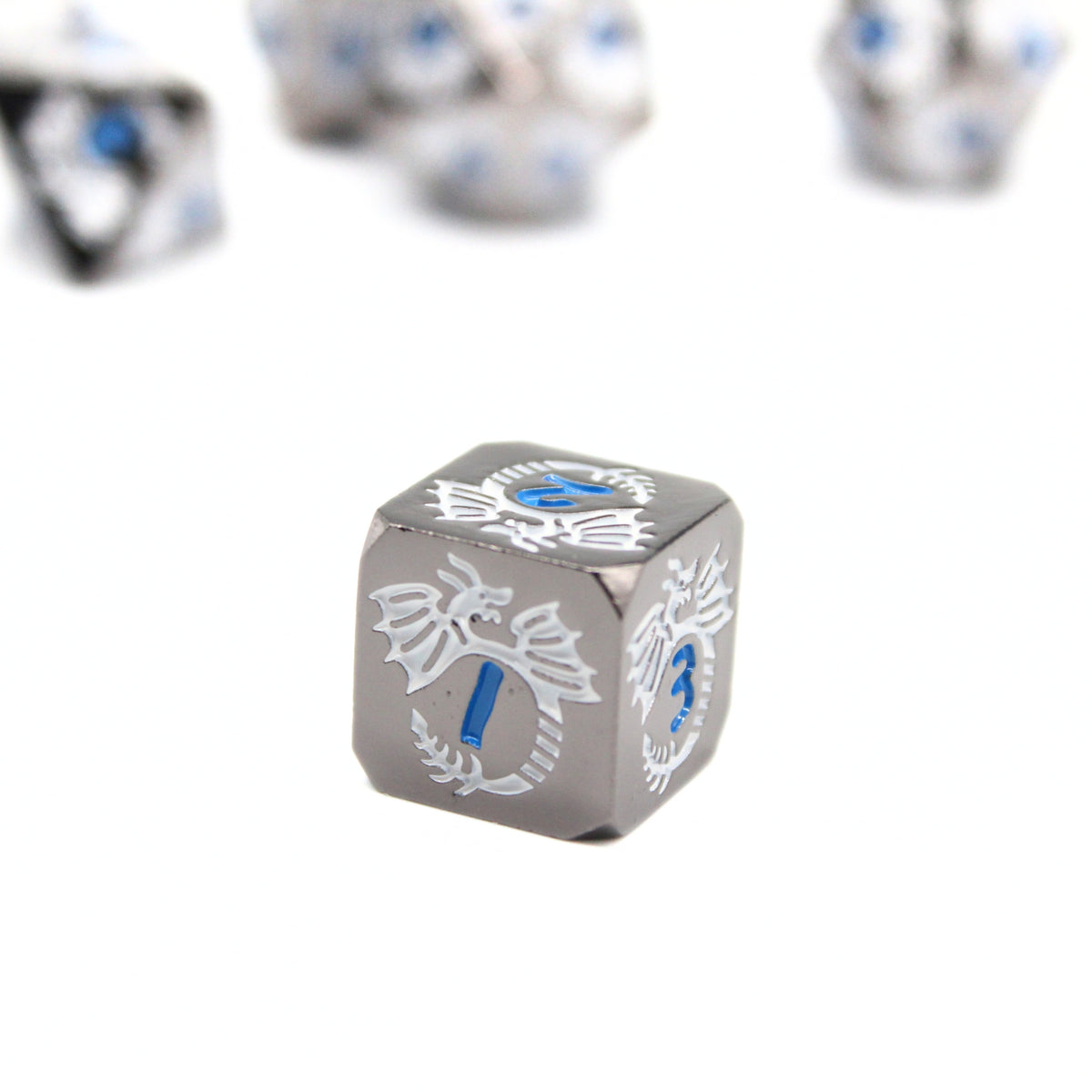 D&D DND Lot de 7 dés métalliques en forme de donjons et dragons avec sac Bleu et violet avec bord argenté D&D DND Lot de 7 dés métalliques en forme de donjons et dragons avec sac Bleu et violet avec bord argenté